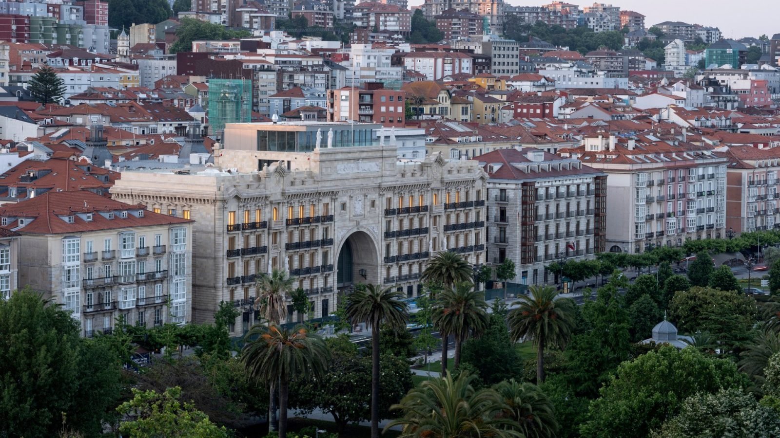 Santander enciende Faro con una gran fiesta