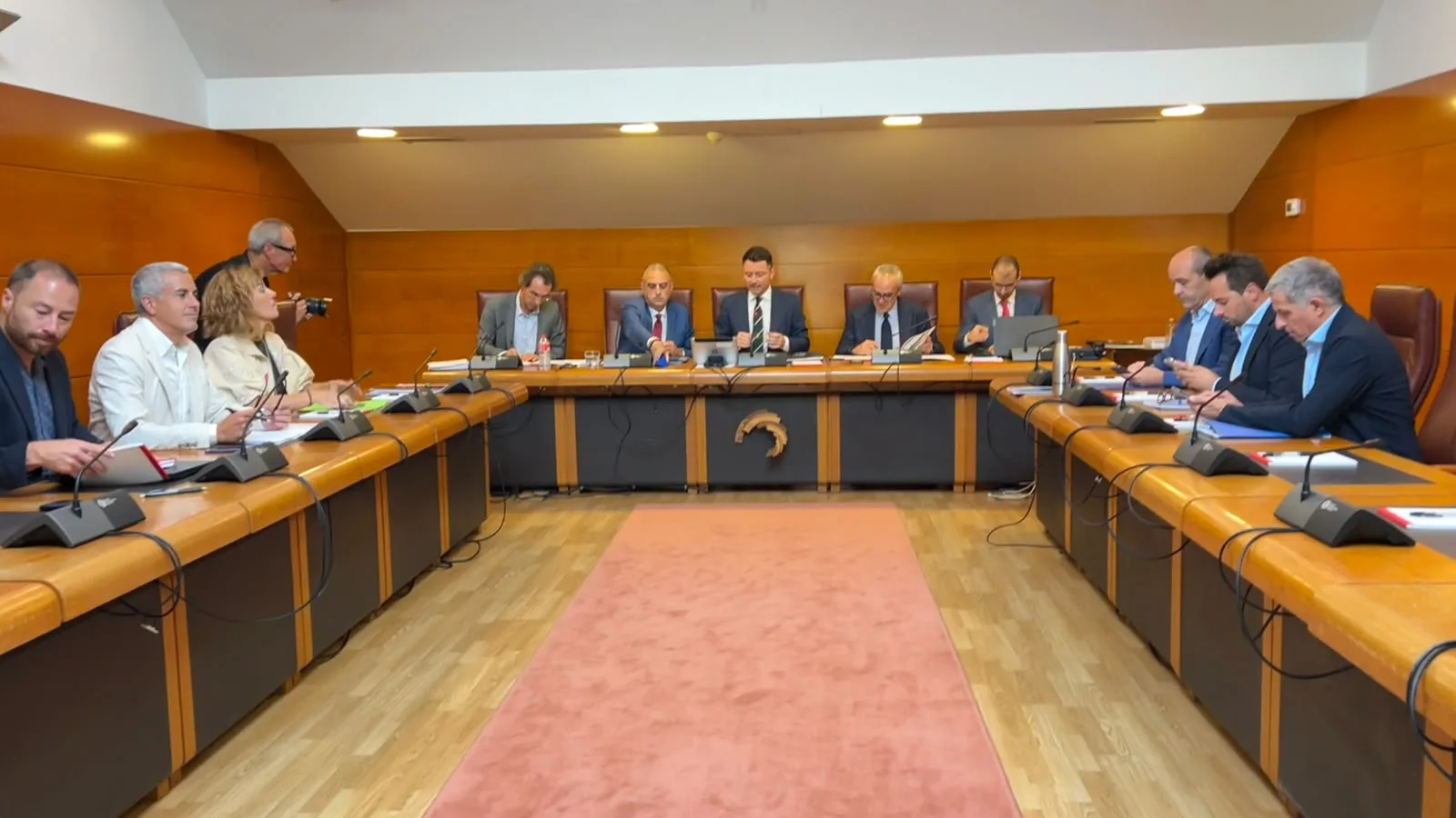 Guerra política por la piscina de olas: PSOE y PRC cuestionan el proyecto y el Gobierno del PP defiende una inversión de más de 40 millones