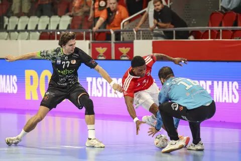 El Bathco BM Torrelavega logra ante el Benfica su primera victoria en la EHF European League (24-31)