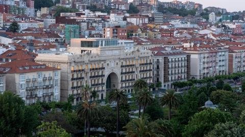Santander enciende Faro con una gran fiesta