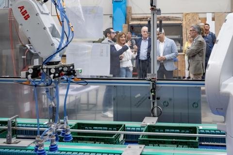 César Oruña y Alberto Odriozola explican a las autoridades el funcionamiento de la planta (FOTO: José Cavia)