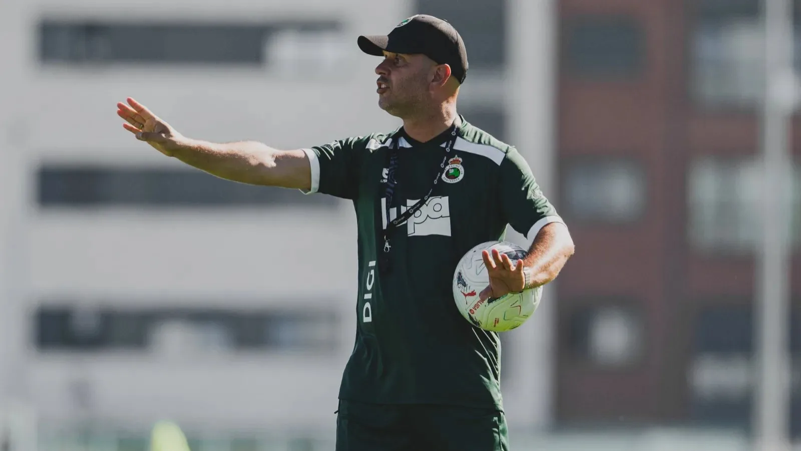 José Alberto pide un Racing valiente y reconocible ante el Barcelona