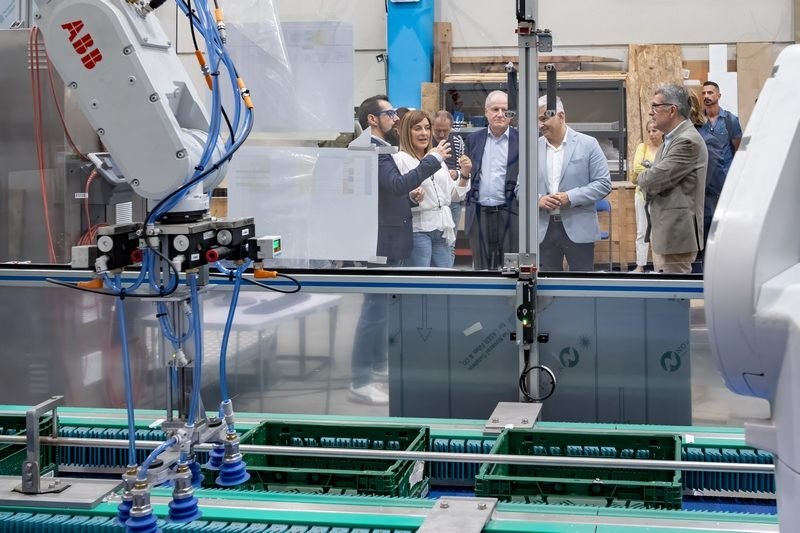César Oruña y Alberto Odriozola explican a las autoridades el funcionamiento de la planta (FOTO: José Cavia)