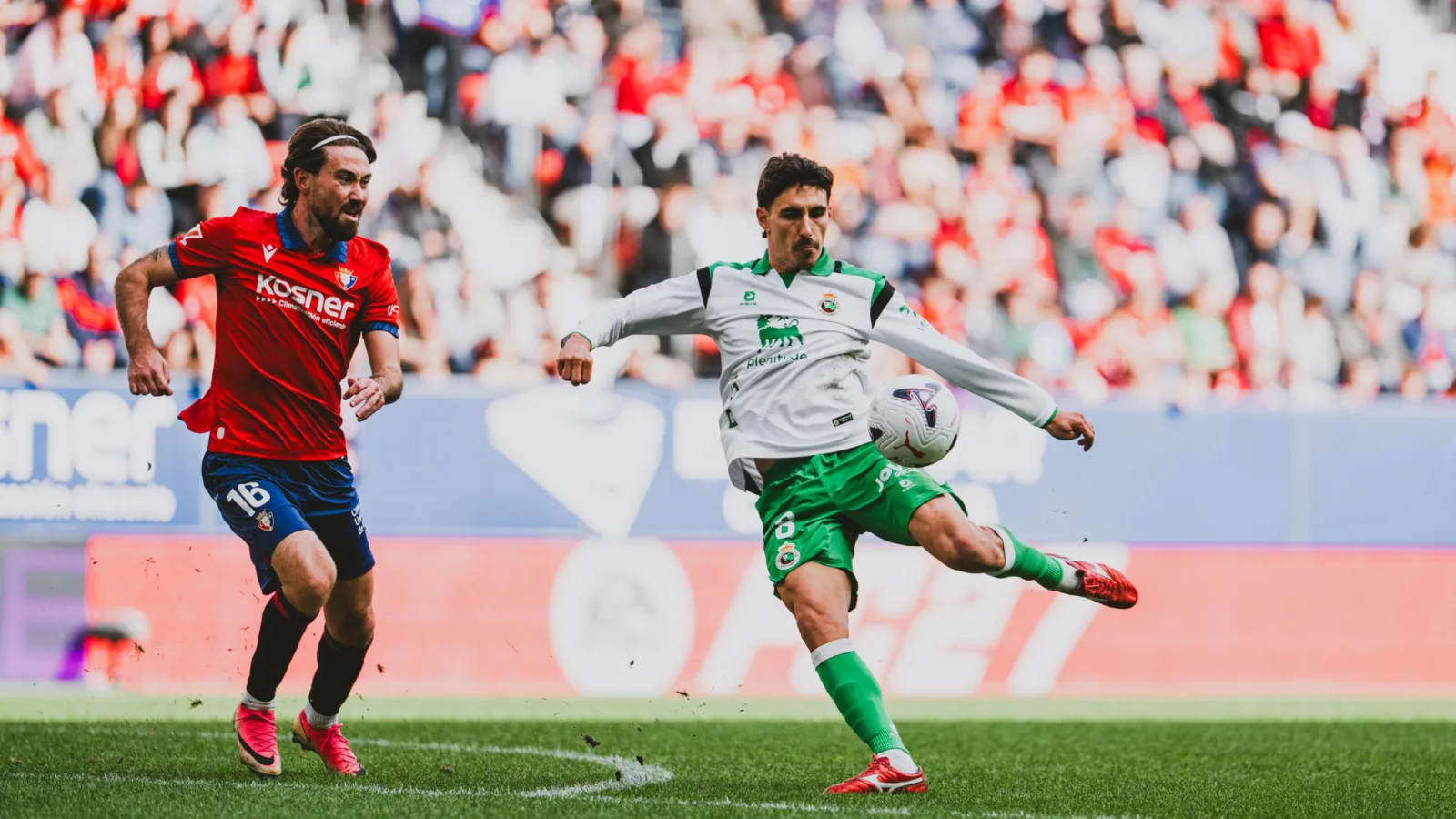 El Racing sigue sin competir con premio fuera de casa y cae ante Osasuna (2-0)