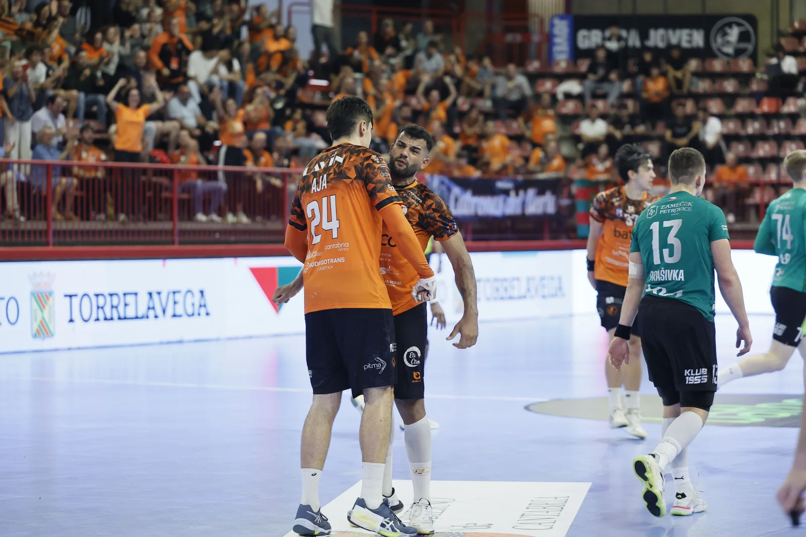 Jokin Aja (dorsal 24) chocando el pecho a Marcio Silva.