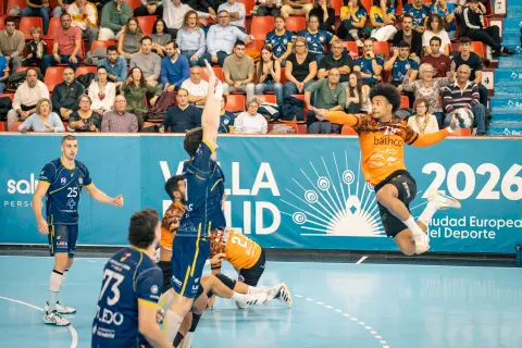 Mikael Lopes lanzando