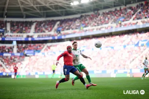 LaLiga denuncia catorce episodios de cánticos ofensivos en el Osasuna-Racing