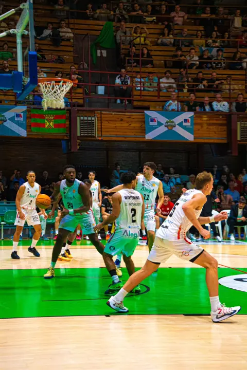 Imagen del cinco inicial de Grupo Alega Cantabria en el encuentro ante Bueno Arenas Albacete Basket.