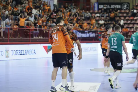 Jokin Aja (dorsal 24) chocando el pecho a Marcio Silva.