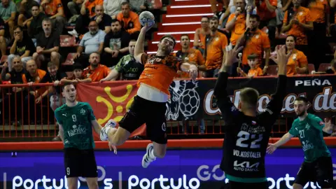 El Bathco firma ante el Karviná (33-32) su primera victoria europea en el Vicente Trueba