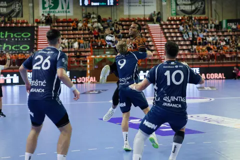 El Bathco cae ante el Cangas en el Vicente Trueba y encaja su segunda derrota