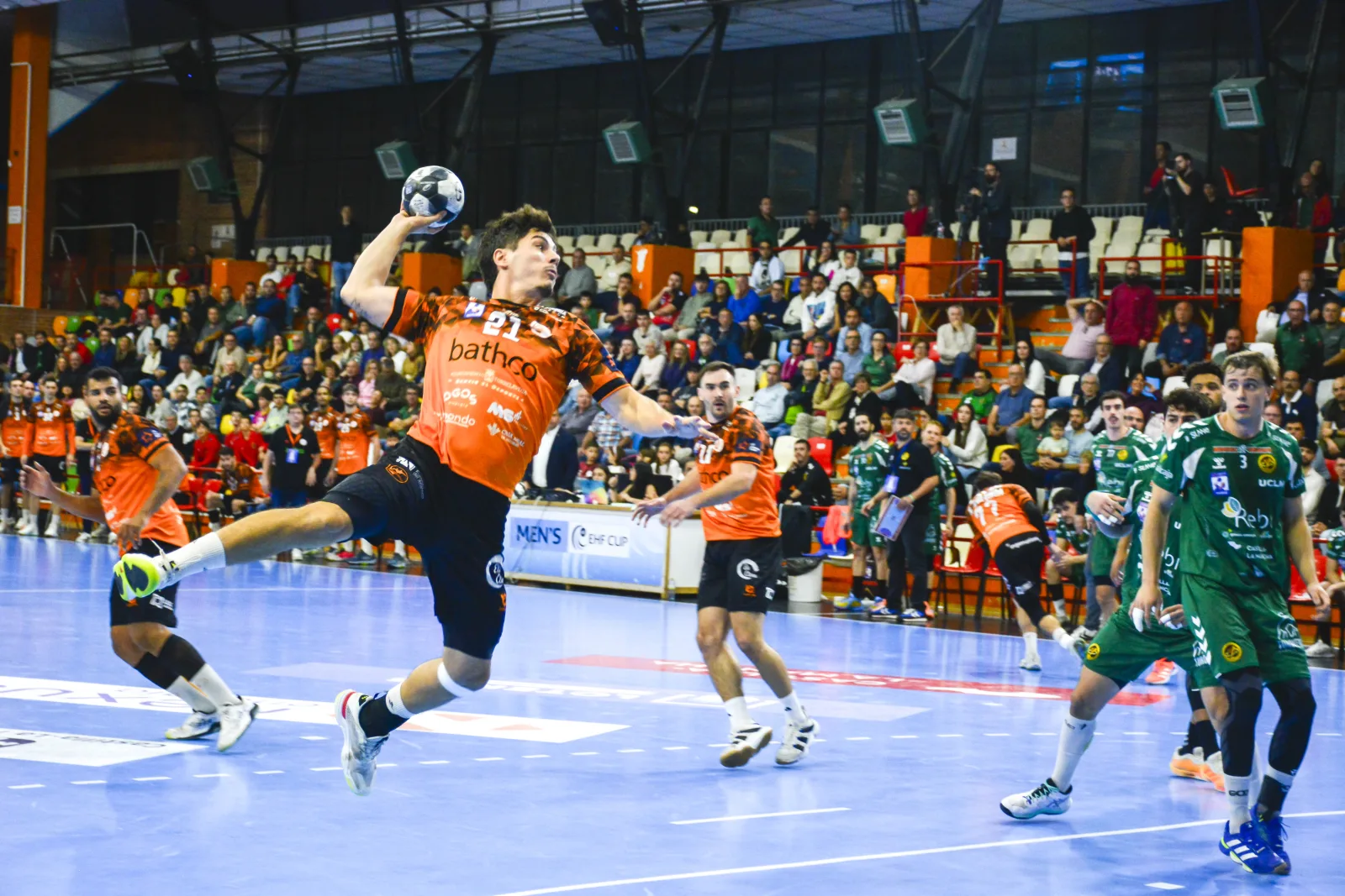 Isidoro Martínez lanzando en un momento del partido disputado en El Sargal.