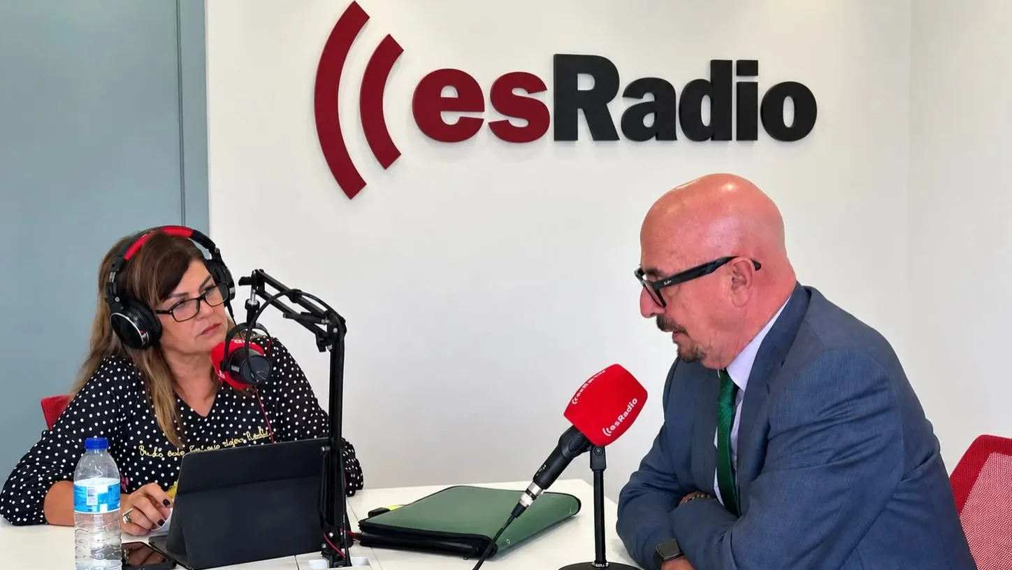 Cesar Pascual en los estudios de esRadio Cantabria