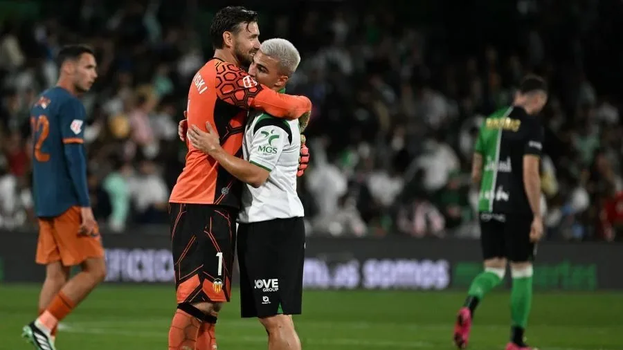 El Racing remonta al Valencia, pero se queda sin cerrar la victoria en El Sardinero