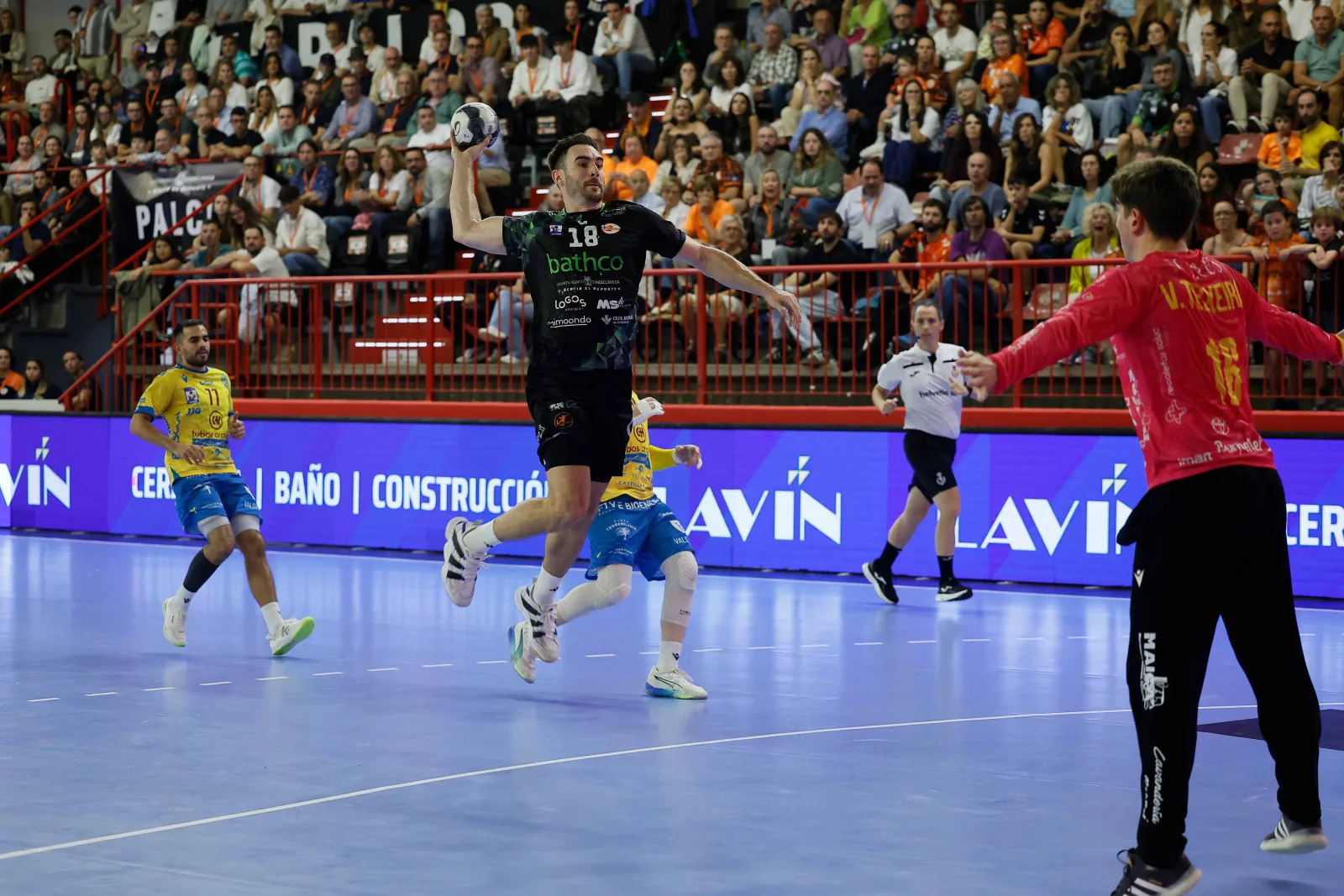 El Bathco BM Torrelavega firma su cuarto triunfo seguido y supera al Tubos Aranda (28-21)